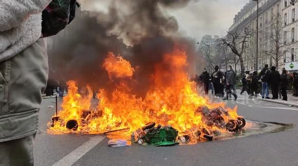 Pension reform: riots, arrests, tear gas and shop windows broken in Paris