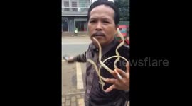 Meet the man with 20cm fingernails