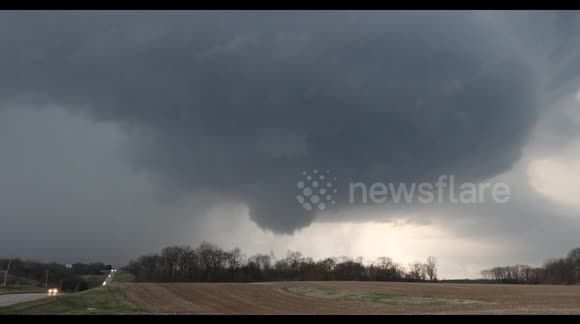 Powerful tornado develops in Illinois, US