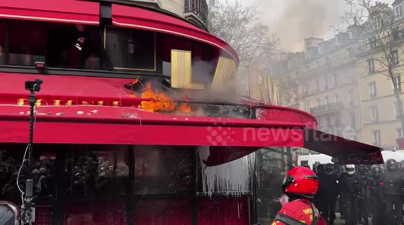 French pension protesters set restaurants, cars on fire