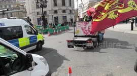 Anti-ULEZ vehicles drive through Trafalgar Square: 'It's destroying communities'