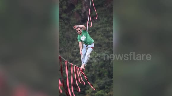 Athlete walks across rope over mountain in amazing slacklining stunt in ...