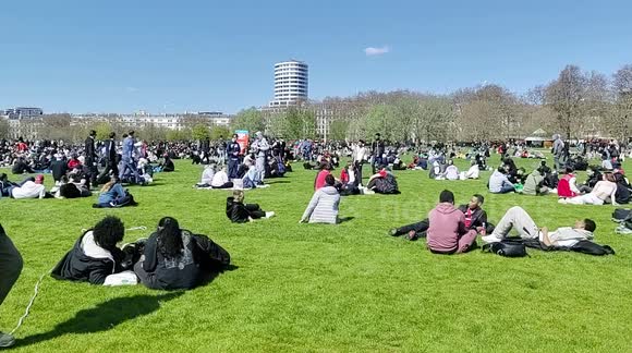 Heavy police presence as hundreds flock to Hyde Park for 420