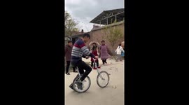 Chinese folk talent easily rides a bicycle without frames