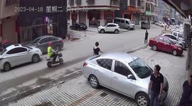 Pedestrian flexes quick reactions by jumping over out-of-control car in China
