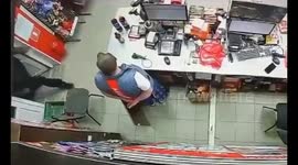 Man robs store and throws money in the street to go to jail in Nizhny Novgorod, Russia