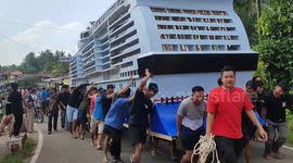 Eid tradition: 'Cruise ships' sighted on river in Indonesias's West Sumatra