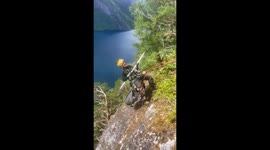 Daredevil goes viral with ‘best job in the world’- climbing rocks 980 ft in the air Part 3/3