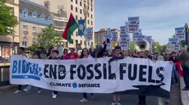 US: Climate Activists Protest Outside White House Correspondents’ Dinner
