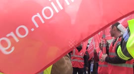 Nurses strike: NHS staff rally outside St Thomas' Hospital in London as nurses take part in nationwide 28-hour strike action