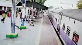 Brave cops rush to passenger's aid after he loses control while boarding moving train in eastern India