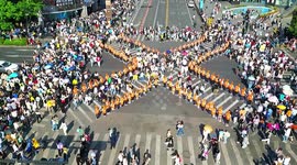Volunteers form human walls to help pedestrians cross busy roads as Chinese city welcomes tourists