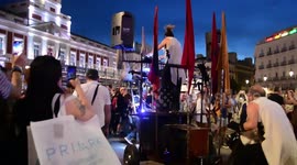 Espectáculo en puerta del sol de marionetas gigantes de los caballos de Menorca en Madrid, España