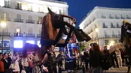 Espectáculo en puerta del sol de marionetas gigantes de los caballos de Menorca en Madrid, España