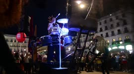 Espectáculo en puerta del sol de marionetas gigantes de los caballos de Menorca en Madrid, España