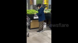Elderly woman caught on camera taking lots of food packaging bags from Beijing supermarket