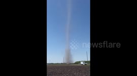 US: Large “Dust Tornado” Swirls Through Corn Field In Illinois