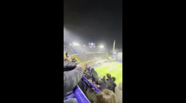 La hinchada de boca en la bombonera cantando “boca mi buen amigo”