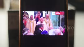 Entrada de Carlos tercero para ser coronado video grabado desde un móvil en Madrid, España