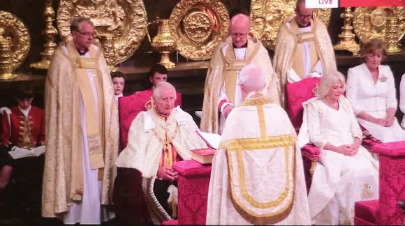 Coronación de Carlos tercero en la abadía de Westminster grabada desde la pantalla de un ordenador en Madrid, España