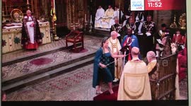 Coronación de Carlos tercero en la abadía de Westminster grabada desde la pantalla de un ordenador y un móvil en Madrid, España