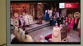 Coronación de Carlos tercero en la abadía de Westminster grabada desde la pantalla de un ordenador y un móvil en Madrid, España