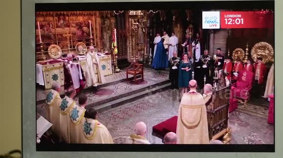 Coronación de Carlos tercero en la abadía de Westminster grabada desde la pantalla de un ordenador y un móvil en Madrid, España