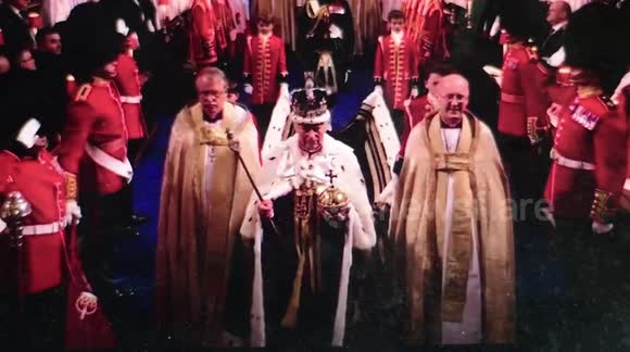 Coronación de Carlos tercero y Camilla en la abadía de Westminster grabada desde la pantalla de un ordenador y un móvil en Madrid, España