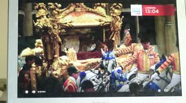 Coronación de Carlos tercero y Camilla en la abadía de Westminster grabada desde la pantalla de un ordenador y un móvil en Madrid, España