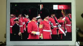 Coronación de Carlos tercero y Camilla saludando en el palacio de Buckingham grabado desde un ordenador en Madrid, España