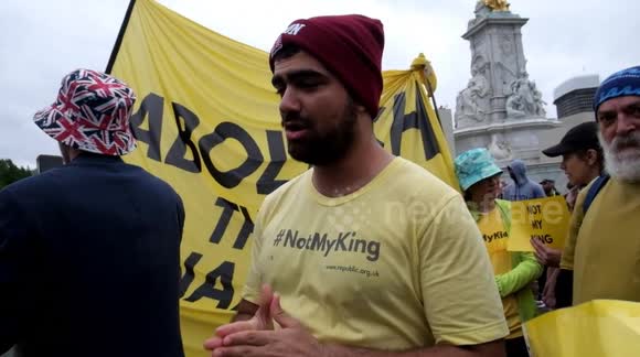 Republicans at Buckingham Palace gate cause amusement and annoyance