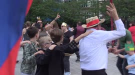 Londoners form a CONGA LINE as Latin band and dancers entertain crowds at City of London coronation event