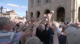 Thousands of BUNS thrown from County Hall to celebrate King's coronation in Oxfordshire