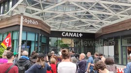 Casserolade (pans-beating) outside Cnews tv channel, accused of continuous islamophobia by the protesters. Issy-les-Moulineaux, Paris suburb, France,  8 may 2023, 16h.