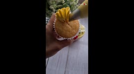 Piping Buttercream sunflower cupcakes using Wilton 124 *Cupcake Décor Idea*