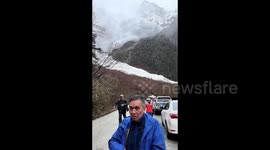 Motorists flee as avalanche hits Chinese highway