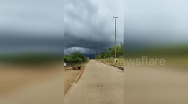 A tempestade se aproxima a imensidão do céu se revela em meio à escuridão e ventania