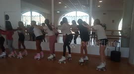 El tren de la vida,si no sale para alante prueba para atrás,niñas de varias nacionalidades,trabajan juntas en escuela de patinaje..