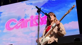 Show de la banda ¨Cariño¨ en las fiestas de San Isidro en el matadero de Madrid, España en el escenario primavera sound