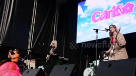 Show de la banda ¨Cariño¨ en las fiestas de San Isidro en el matadero de Madrid, España en el escenario primavera sound