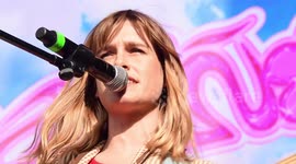 Show de la banda ¨Cariño¨ en las fiestas de San Isidro en el matadero de Madrid, España en el escenario primavera sound