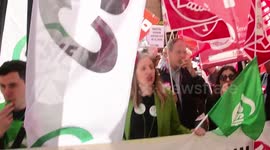 Funcionarios se han manifiestado esta mañana frente al ministerio de Justicia de cara a la huelga total indefinida del 22 de mayo