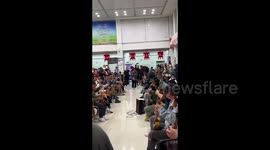 Impressive horsehead fiddle performance wows passengers at Chinese train station