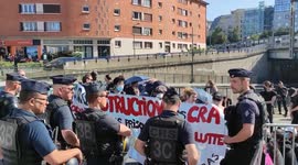 Paris: police suspected of homicide after a migrant detainee from the Administrative Retention Center (CRA) in Vincennes was found dead by his cellmate. Friday, May 26, a detainee from the Administrative Retention Center (CRA) in Vincennes, was found dea