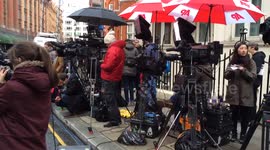 Media and police await Assange outside embassy