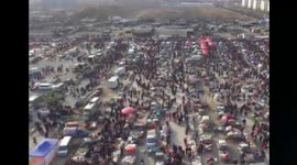 Huge crowds shopping ahead of Chinese New Year