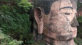 People lines up to worship Buddha