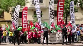 Concentración de los funcionarios de Justicia en la sede del PSOE en la calle Ferraz. Mantienen su huelga pese al adelanto electoral.
