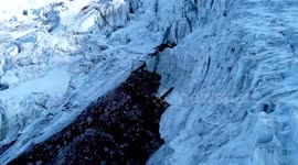 Toma aérea de volcán Cotopaxi con drone en el glaciar y grietas