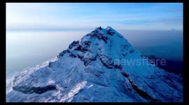Toma aérea de volcán Iliniza Sur con drone en un día nevado